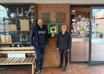 Neuer Defibrillator am Ratzeburger Riemann-Sportplatz