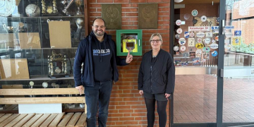 Neuer Defibrillator am Ratzeburger Riemann-Sportplatz