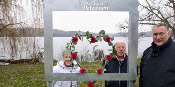 Ratzeburger Ehepaar spendet öffentliches Fotofenster im Kurpark