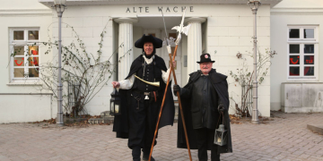 Wachablösung in Ratzeburg: Norbert Hausschild (li.) übernimmt die Rolle des Ratzeburger Nachtwächters von Klaus Lankisch. Foto: Anders