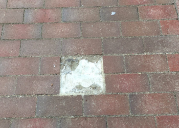 Achtsamkeit in Ratzeburg: Stolperstein der Familie Rosenberg vorübergehend gesichert