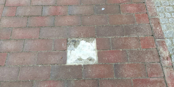 Achtsamkeit in Ratzeburg: Stolperstein der Familie Rosenberg vorübergehend gesichert