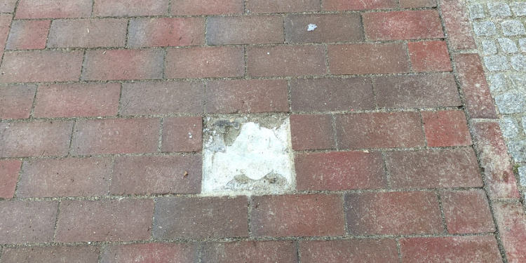 Achtsamkeit in Ratzeburg: Stolperstein der Familie Rosenberg vorübergehend gesichert