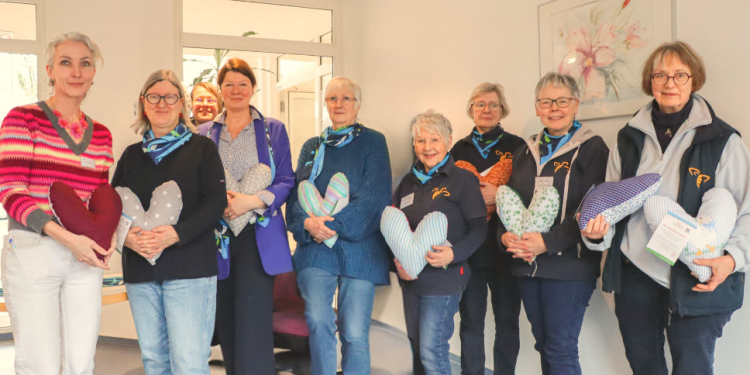 LandFrauen Berkenthin spenden Herzkissen an Rehabilitandinnen