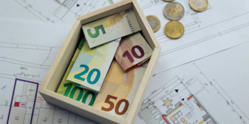 Geld ins Haus stecken: Damit auch
Durchschnittsverdiener im
Herzogtum sich wieder ein Haus
oder eine Eigentumswohnung
leisten können, soll der Bund eine
„Haus-Förderung“ schaffen. Das
fordern Branchenverbände. Da beim Wohneigentum die Miete wegfalle, rentierten
sich die eigenen vier Wände im Alter: als eine „bewohnbare Rente“ – als ein Stück
„Rente in Stein“.