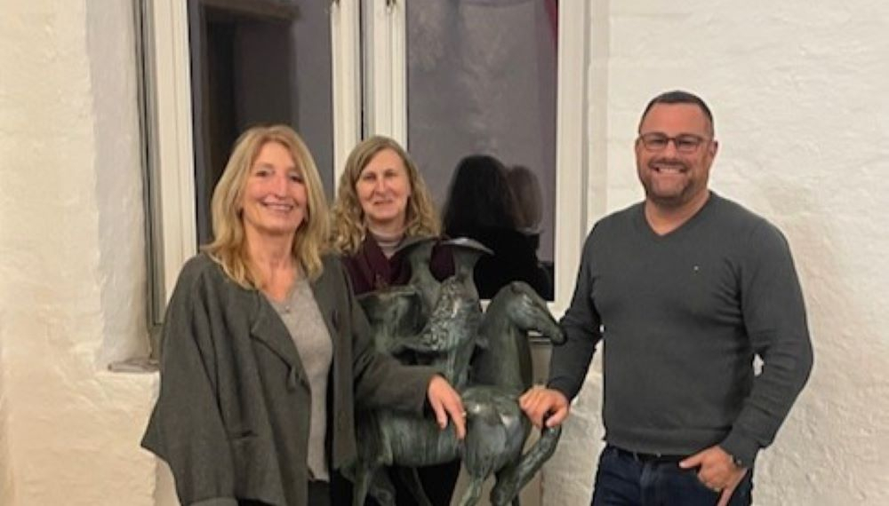 Kulturkürzungen und Verzögerungen bei Vertragsverhandlungen