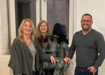 Kulturkürzungen und Verzögerungen bei Vertragsverhandlungen