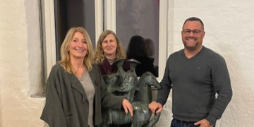 Kulturkürzungen und Verzögerungen bei Vertragsverhandlungen