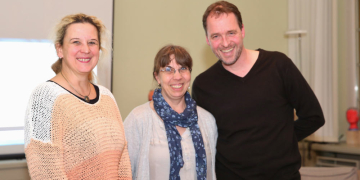 Gesine Biller (li.), Vorsitzende des Bündnis für Demokratie und Menschenrechte in Ratzeburg und Umland, Silvia Tessmer, Leiterin der Koordinierungs- und Fachstelle, und Mark Sauer vom 'Federführenden Amt' der Stadt Ratzeburg hoffen auf viele demokratiestärkende Projektideen, die über die der 'Partnerschaft für Demokratie' der Stadt Ratzeburg und des Amtes Lauenburgische Seen im Rahmen des Bundesprogramms ‚Demokratie leben!‘ gefördert werden können. Foto: Thomas Biller