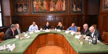 Vertragsunterzeichnung der Träger (von links): Ulrich Hardtke (Amtsvorsteher Sandesneben-Nusse), Christoph Haase (Erster Stadtrat Lauenburg/Elbe), Eckhard Graf (Bürgermeister Ratzeburg), Dr. Christoph Mager (Landrat Kreis Herzogtum Lauenburg), Melanie Grimm-Meyer (Erste Stadträtin Geesthacht), Heinz Dohrendorff (Amtsvorsteher Lauenburgische Seen), Norbert Brackmann (Vorstandsvorsitzender Otto-von-Bismarck-Stiftung), Ingo Schäper (Bürgermeister Mölln), Foto: hfr