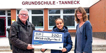 Die 16jährige Möllner Schülerin Ayomide Odunuga (Mitte) hat ihren Jugendehrenamtspreis 2026 an drei Organisationen gespendet. Foto: hfr