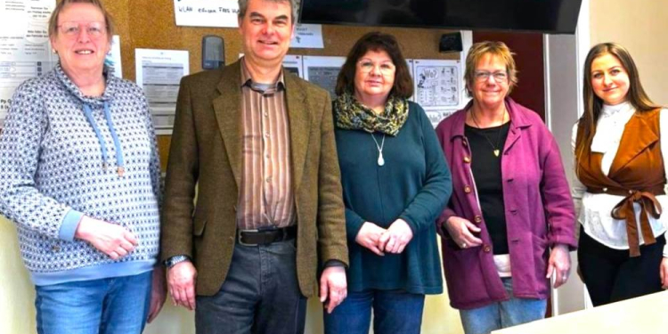 Integrationskurse vor dem Aus: Oliver Brandt besucht educare Institut