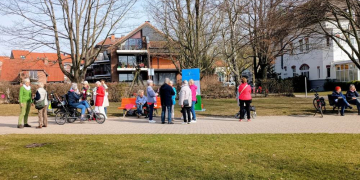 Der LandFrauenVerein Ratzeburg und Umgebung feiert den Weltfrauentag auf der Kurpromenade in Ratzeburg. Foto: Gesine Biller