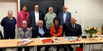 Der neue Vorstand (von links stehend) Kassenwart und Pressesprecherin Jane Kischel, Schriftführerin Britta Liebicher, Vorsitzender Heiko Kischel, Beisitzer Michael Vogt und stellvertretender Vorsitzender Harald Köhn. Die Ausscheidenden Mitglieder (von links sitzend) Schriftführerin Gudrun Bandalier, Kassenwart Heiner Bandalier, Pressesprecherin Jutta Riss und Vorsitzenden Erhard Riss. Foto: hfr