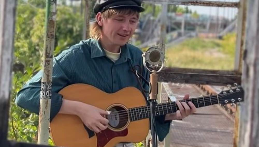 Liedermacher David Lübke zum Konzert in Mölln