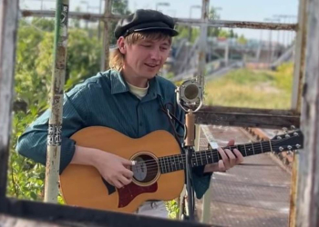 Liedermacher David Lübke zum Konzert in Mölln