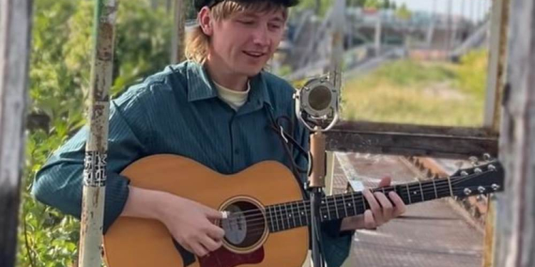 Liedermacher David Lübke zum Konzert in Mölln