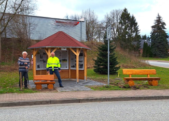 Gespendete Kinderbank am Info-Pavillon installiert