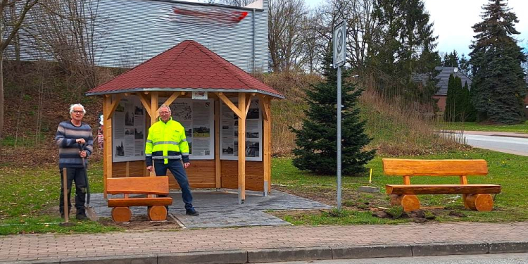 Gespendete Kinderbank am Info-Pavillon installiert