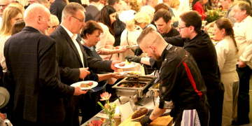 Die zahlreichen geladenen Gäste ließen es sich nehmen, sich von den diesjährigen Kreationen des Lauenburg'schen Tellers Kostenproben geben zu lassen. Foto: Anders