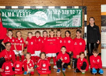 Die MSV-F2-Fußballjugend freut sich über neue Trikotsätze und moderne Trainingsanzüge. Foto: hfr