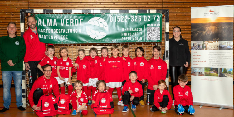 Die MSV-F2-Fußballjugend freut sich über neue Trikotsätze und moderne Trainingsanzüge. Foto: hfr