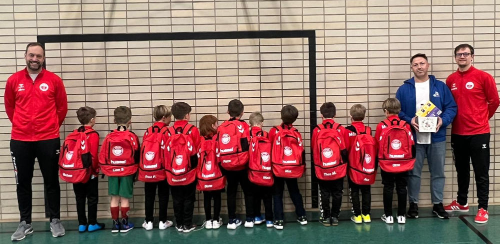 Neue Rucksäcke sorgen für strahlende Gesichter bei den Nachwuchsspielern. Foto: hfr