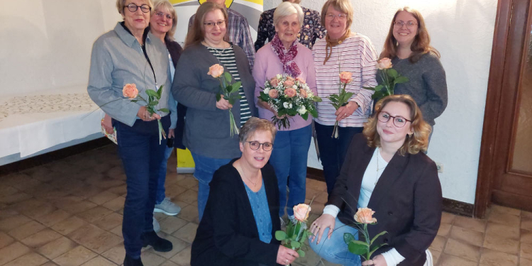 Vorstand der Schwarzenbeker Liedertafel hat sich verjüngt – Ute Peters für 65 Jahre Chorarbeit geehrt