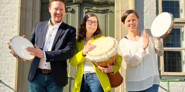 Uta Röpcke, Mitglied des Schleswig-Holsteinischen Landtages und kulturpolitische Sprecherin der Fraktion Bündnis 90/Die Grünen (Bildmitte) zusammen mit Geschäftsführerin Melanie Klinke, dem Schulleiter Marian Henze. Foto: hfr