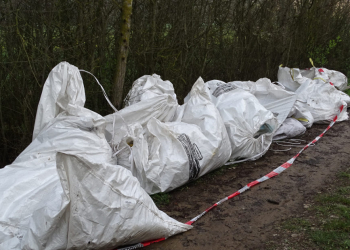 Zeugen gesucht: Unbekannte entsorgen Baustellenabfälle bei Harmsdorf