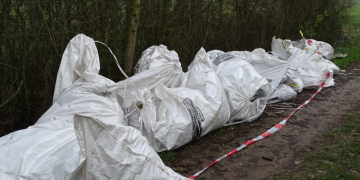 Zeugen gesucht: Unbekannte entsorgen Baustellenabfälle bei Harmsdorf