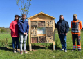 Firma ABEL spendiert neues Insektenhotel