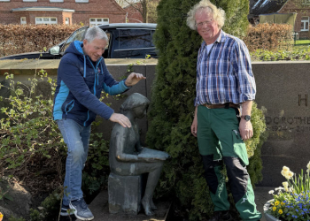 Die ‚Lesende‘ kehrt zurück: Gerettete Skulptur findet ihren Platz