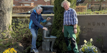 Meinhard Füllner (li.), unterstützt vom Friedhofsgärtner Wijnand Brakhoven, montierte die Bronzefigur diebstahlsicher wieder auf dem Friedhof in Schmilau. Foto: hfr