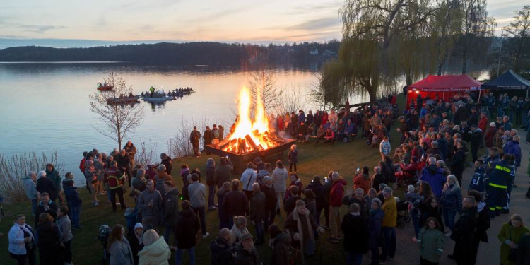 Ratzeburger Osterfeuer bei tollem Wetter