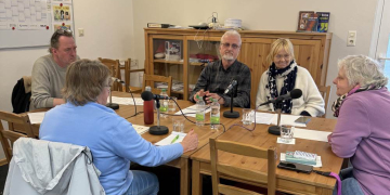 Mitglieder des Inklusionsbeirates der Stadt Ratzeburg und des Amtes Lauenburgische Seen während der Aufnahme zur Radiosendung zum Europäischen Protesttag zur Gleichstellung von Menschen mit Behinderung im Ratzeburger Außenstudio des Offenen Kanals Lübeck. Foto: Andreas Sill, hfr
