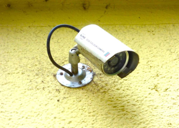 Anbringen von Überwachungskameras an der Bertha-von-Suttner-Schule