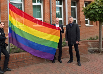 Polizeidirektion Ratzeburg zeigt Flagge zum IDAHOBIT