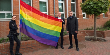 Polizeidirektion Ratzeburg zeigt Flagge zum IDAHOBIT