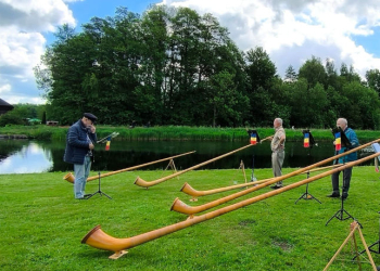 Livemusik mit Alphörnern und Akkordeon an der Fähre Siebeneichen