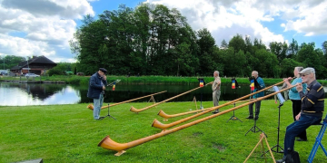 Livemusik mit Alphörnern und Akkordeon an der Fähre Siebeneichen