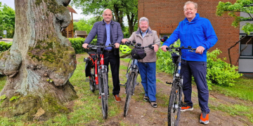 Ingo Schäper, Wolfgang Engelmann und Jan Wiegels freuen sich auf die Auftakt-Fahrradtour am 31. Mai. Foto: Katrin Jester