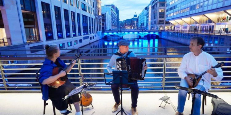 Folkclub: Exprompt – mit dem musikalischen Programm ‚Der Blaue Planet‘