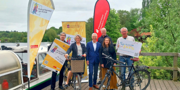 Am Möllner Schulsee wurde das Programm des KulturSommers vorgestellt (v.l.): Regisseur Knut Winkmann, Vizepräsidentin der Stiftung Barbara Kliesch, Vorstandsvorsitzender der KSK Udo Schlünsen, Geschäftsführer der Stiftung Stefan Büngens, Regisseurin Caroline Dibbern, Vorstandsmitglied der Stiftung Jörg-Rüdiger Geschke. Foto: Anders
