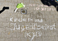 Zeichen gegen das Vergessen: Kinder- und Jugendbeirat reinigt Stolpersteine