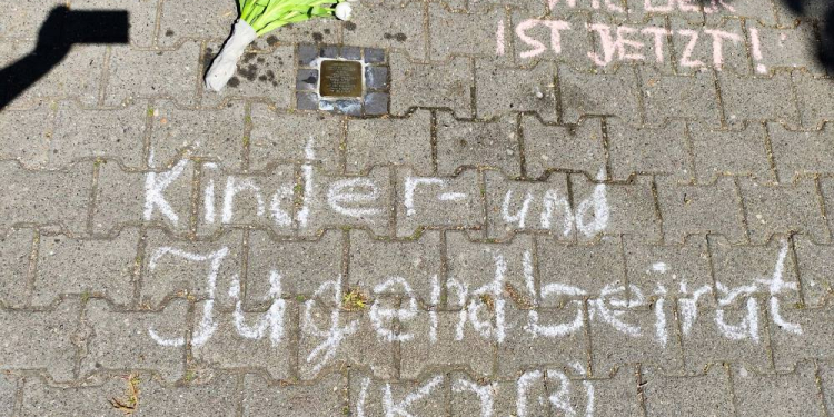 Zeichen gegen das Vergessen: Kinder- und Jugendbeirat reinigt Stolpersteine