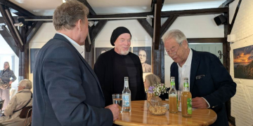 Bürgermeister Schulze (von links), Künstler Sven Zimmermann und Björn Engholm im Gespräch. Foto: Stadt Geesthacht, Richter, hfr