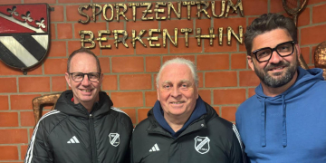 (v.li.) Co-Trainer Frank Hase, Trainer Armin Prang und Spartenleiter Timo Kramer. Foto: hfr