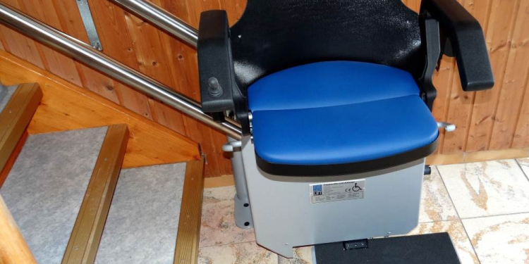 Selbständig Wohnen im Alter – Hilfsmittel, Altersgerecht umbauen, Treppen überwinden mit einem Treppenlift