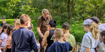 Lernen mit allen Sinnen: Kinder pflanzen Bäume am Geesthachter Stadtwald